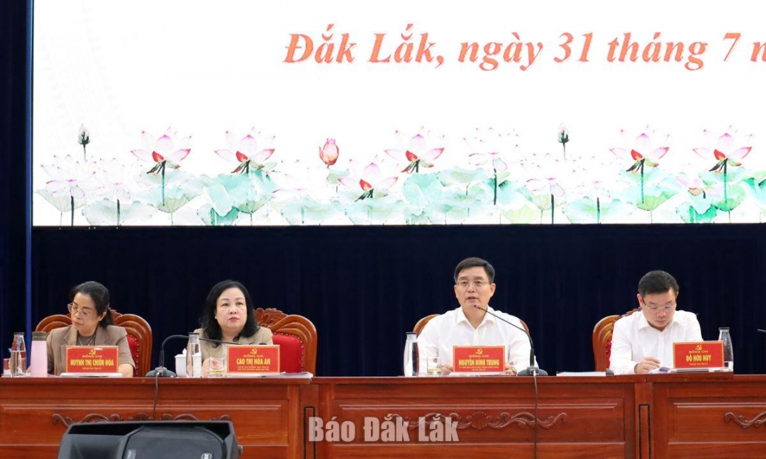 Thường trực Tỉnh ủy chủ trì hội nghị.