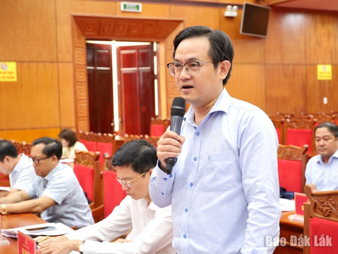  tham gia ý kiến tại hội nghị.
