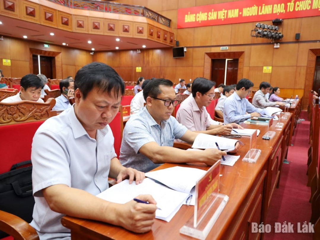 Các đồng chí trong Ban Chấp hành Đảng bộ tỉnh nghiên cứu dự thảo Văn kiện Đại hội Đảng bộ tỉnh lần thứ XVIII.