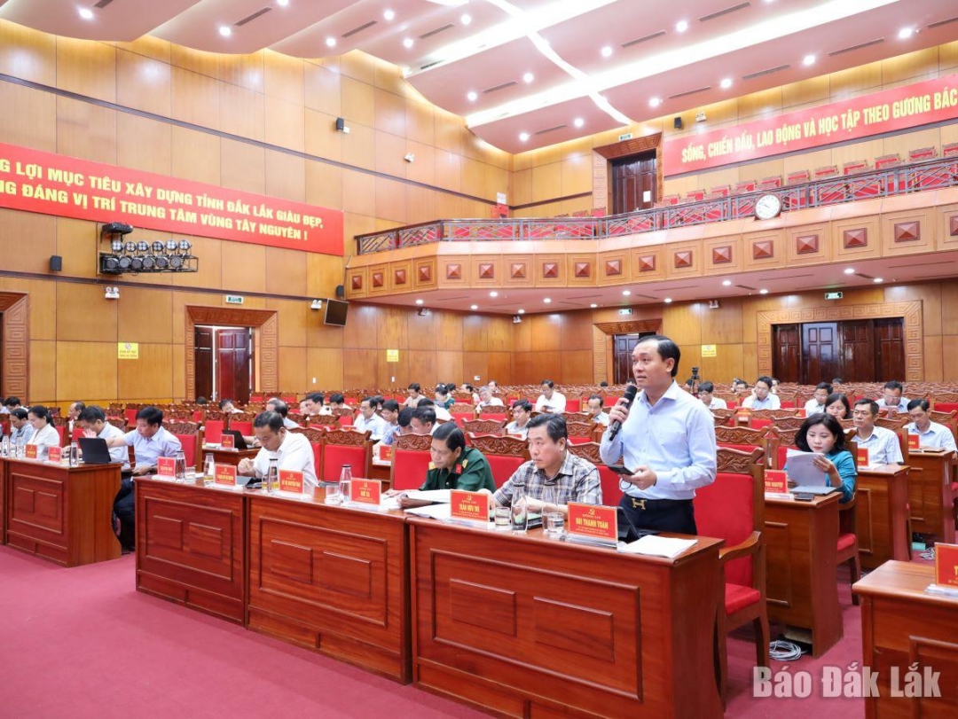 Ủy viên Ban Thường vụ Tỉnh ủy, Giám đốc Sở Khoa học công nghệ Bùi Thanh Toàn tham gia ý kiến tại hội nghị.