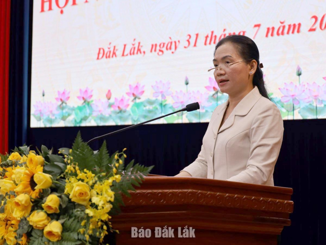 Đồng chí Đinh Thị Thu Thanh, Ủy viên Ban Thường vụ Tỉnh ủy, Trưởng ban Tuyên giáo và Dân vận Tỉnh ủy, Tổ trưởng Tổ biên tập Văn kiện Đại hội Đảng bộ tỉnh trình bày tóm tắt Báo cáo chính trị. 