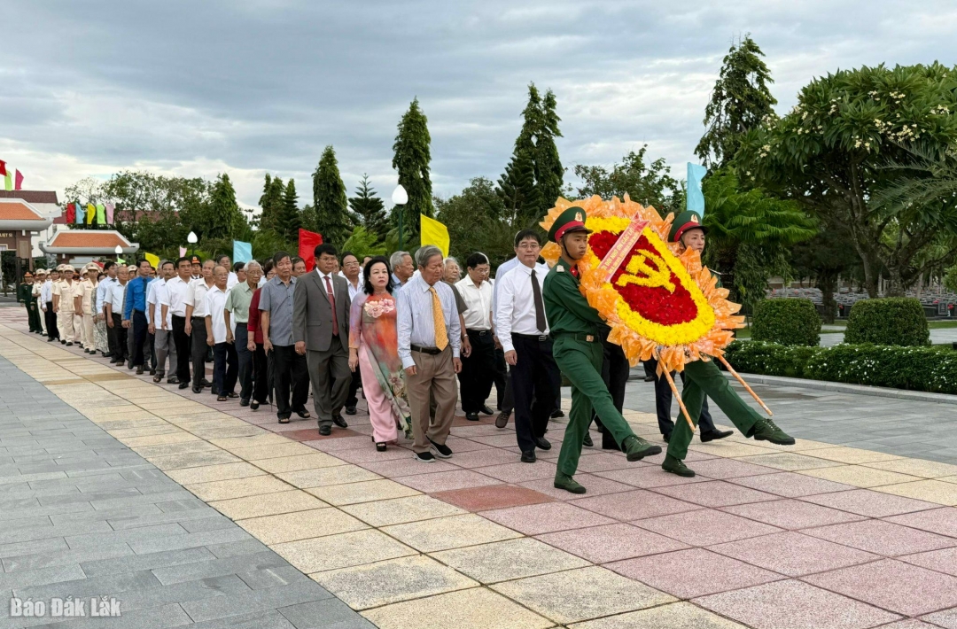 Lãnh đạo tỉnh và các đại biểu đặt vòng hoa viếng tại Nghĩa trang Liệt sĩ tỉnh.