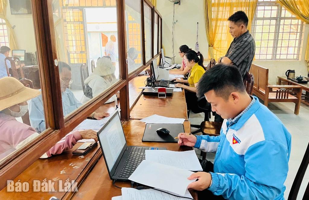Cán bộ, công chức xã Ea Păl giải quyết thủ tục hành chính cho người dân.
