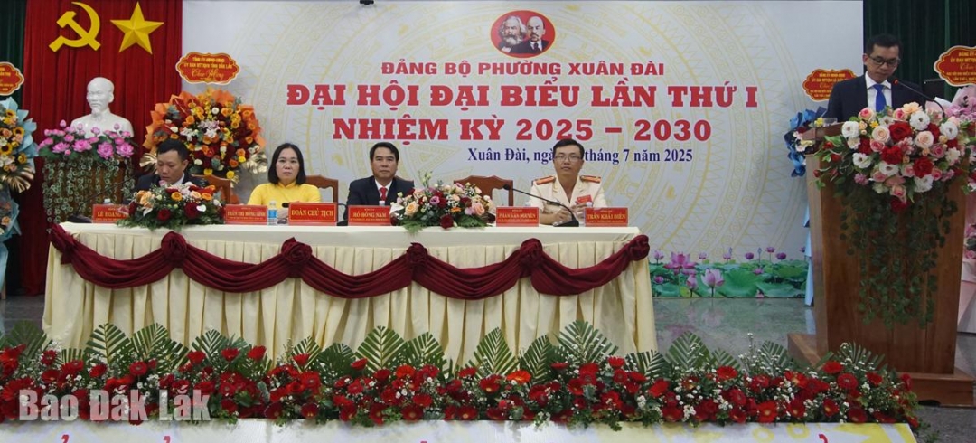 Đoàn Chủ tịch điều hành đại hội.