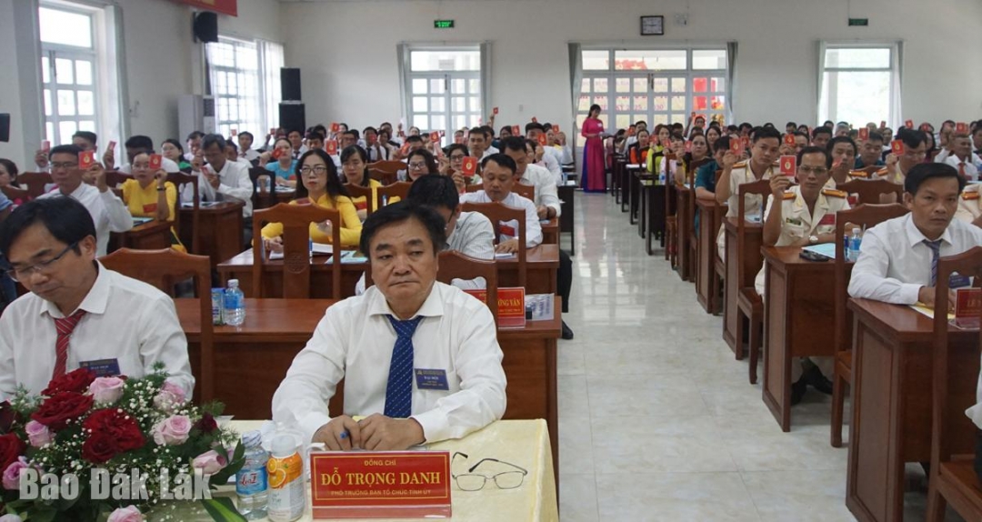 Các đại biểu biểu quyết thông qua Nghị quyết đại hội.
