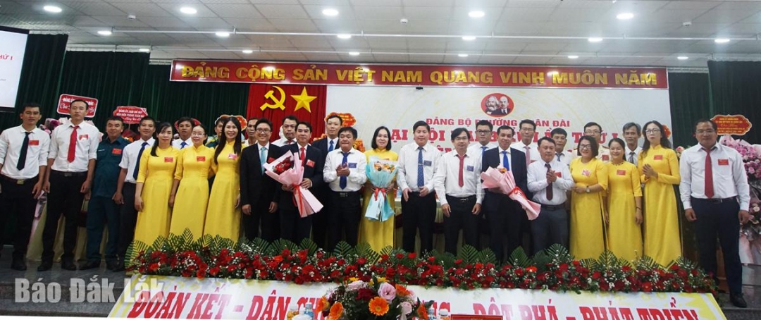 Ban Chấp hành Đảng bộ phường Xuân Đài nhiệm kỳ 2025 - 2030 ra mắt đại hội.