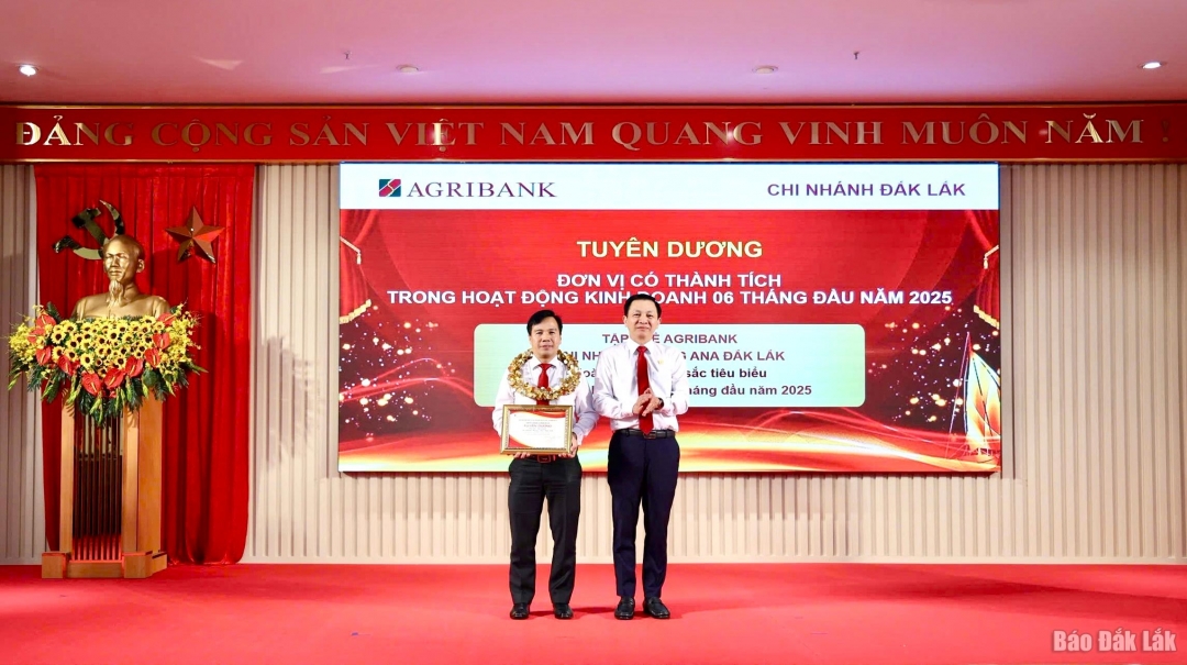 Đồng chí Lê Văn Thịnh, Bí thư Đảng ủy, Giám đốc Agribank Chi nhánh Đắk Lắk trao thưởng cho đơn vị hoàn thành xuất sắc tiêu biểu nhiệm vụ 6 tháng đầu năm 2025.