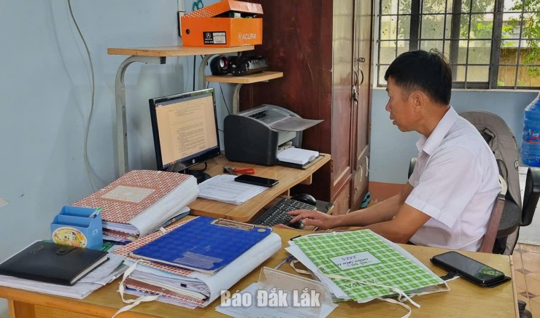 Cán bộ xã Ia Rvê làm việc nghiêm túc trong ngày lịch sử
