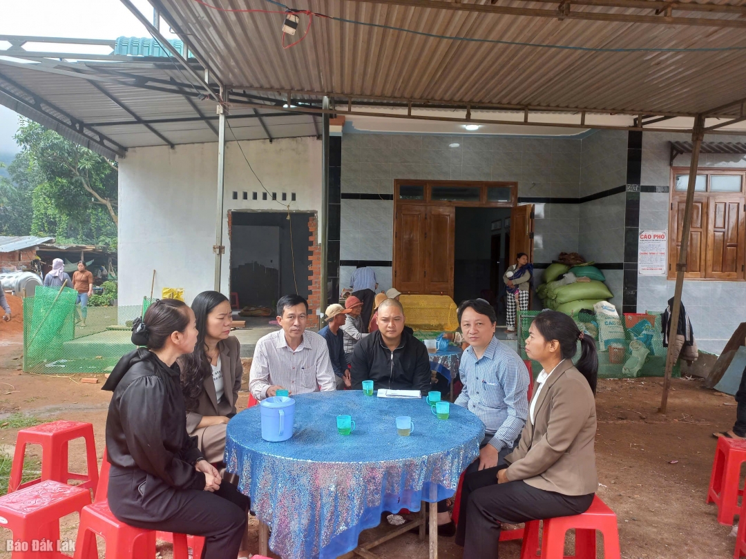 Lãnh đạo xã Ea Hiao đến chia buồn cùng gia đình các cháu.