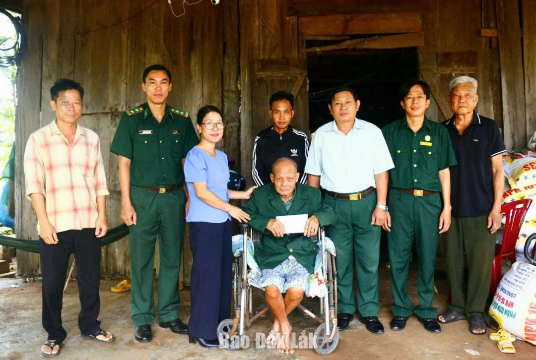 Hội Cựu chiến binh xã Ia Rvê trao hỗ trợ cho hội viên