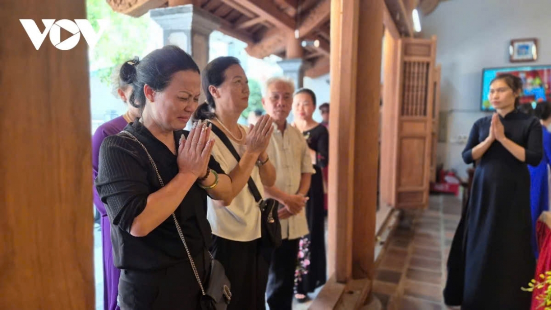 Bà Nguyễn Thị Phòng (đứng thứ hai từ trái sang) vô cùng xúc động khi thắp nén hương trước di ảnh của cố Tổng Bí thư Nguyễn Phú Trọng.