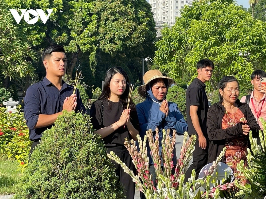 Hà Đức Hùng (ngoài cùng bên trái) thành kính thắp nén hương tưởng nhớ cố Tổng Bí thư Nguyễn Phú Trọng, cùng lời hứa nỗ lực học tập, làm việc, để góp phần xây dựng đất nước.