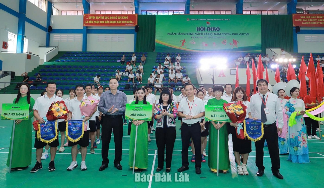 tặng cờ lưu niệm