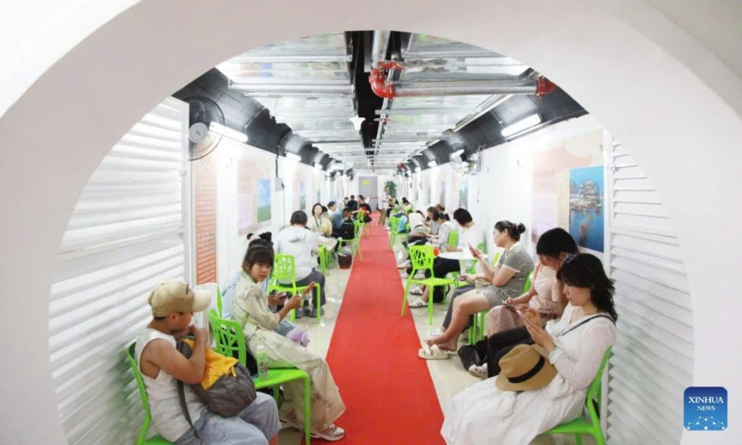 Người dân tại một hầm trú ẩn ở Nam Kinh, tỉnh Giang Tô, miền Đông Trung Quốc, ngày 2/7. Ảnh: Tân Hoa xã