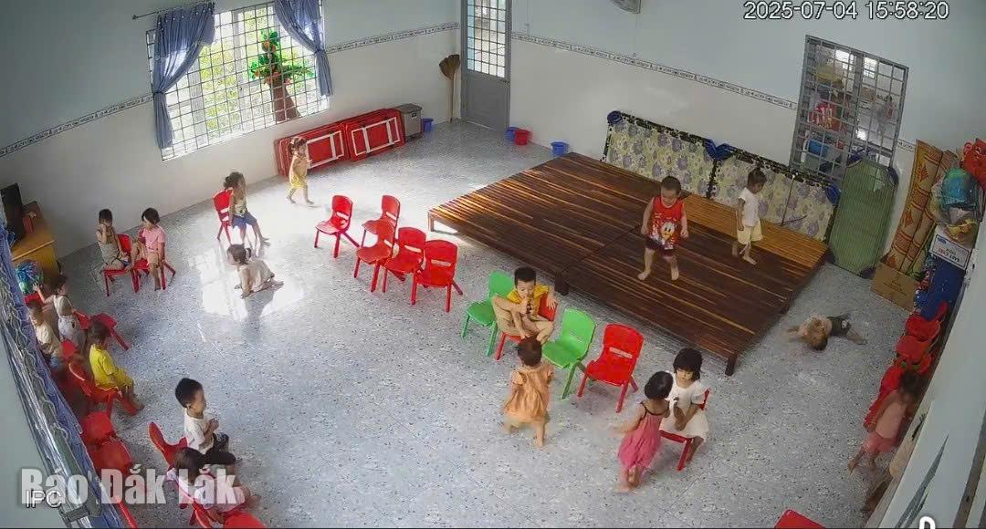 Học sinh bị té tại lớp học. Ảnh cắt từ clip.
