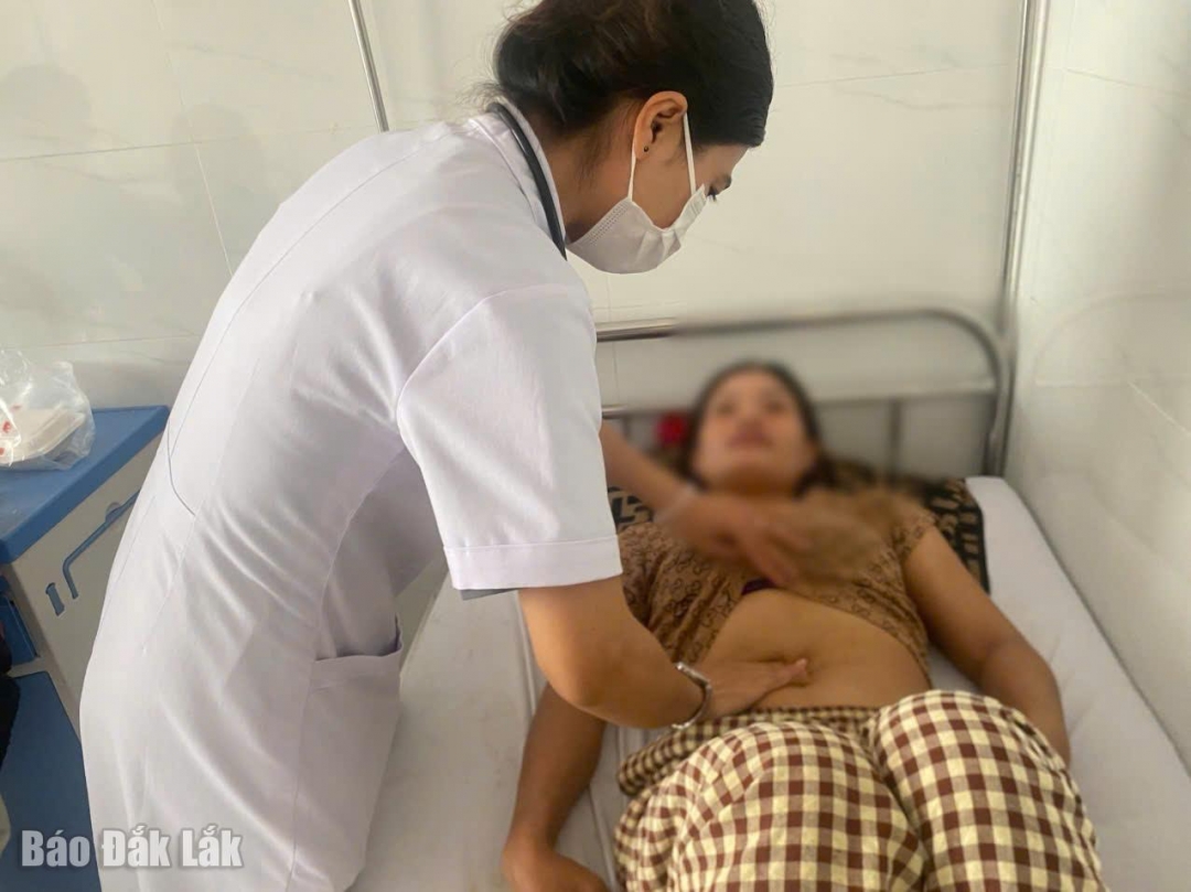 Bệnh nhân nghi bị ngộ độc được theo dõi, điều trị tại Trung tâm y tế MĐắk