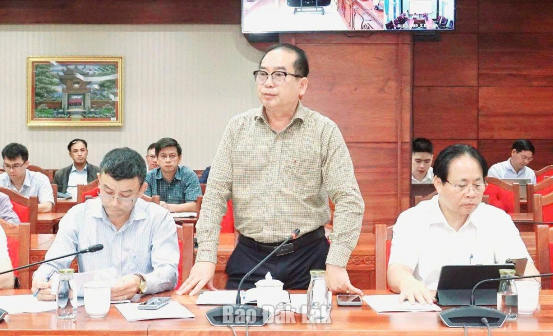 Đại diện lãnh đạo Ban Quản lý dự án đầu tư xây dựng công trình giao thông và nông nghiệp phát triển nông thôn tỉnh Đắk Lắk báo cáo tại cuộc họp.