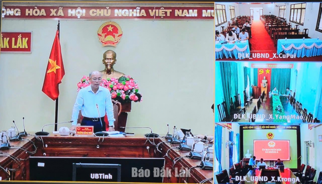 cuộc họp trực tiếp kết hợp trực tuyến