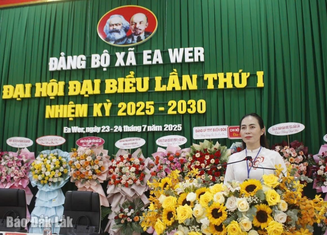 Bí thư Đảng ủy xã Ea Wer Lại Thị Loan phát biểu tại đại hội.