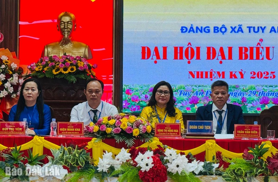 Đoàn Chủ tịch chủ trì đại hội.