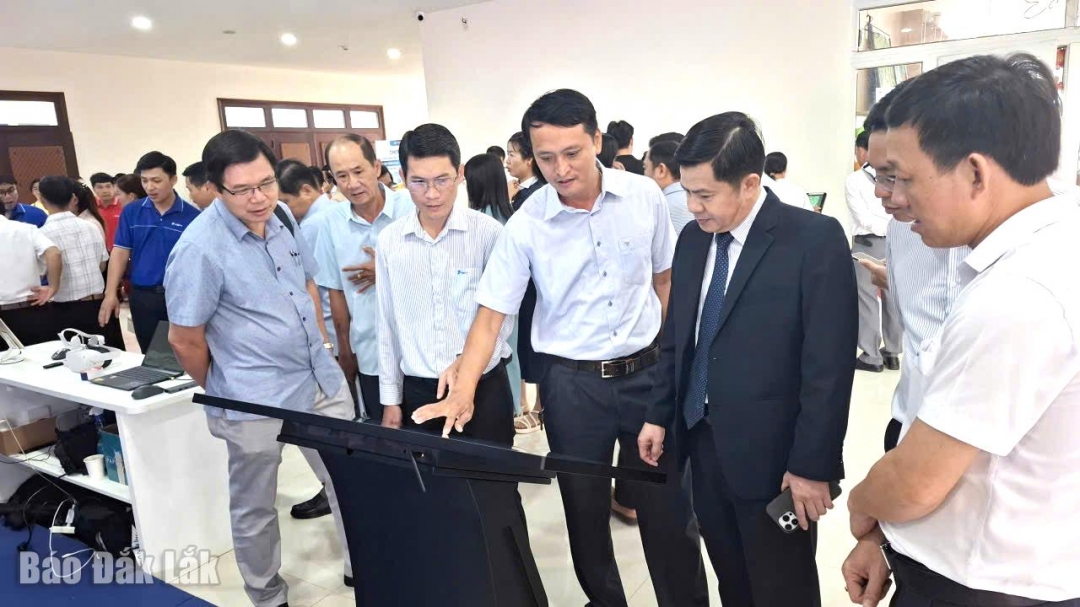 Lãnh đạo các sở và đại biểu tham quan khu trưng bày