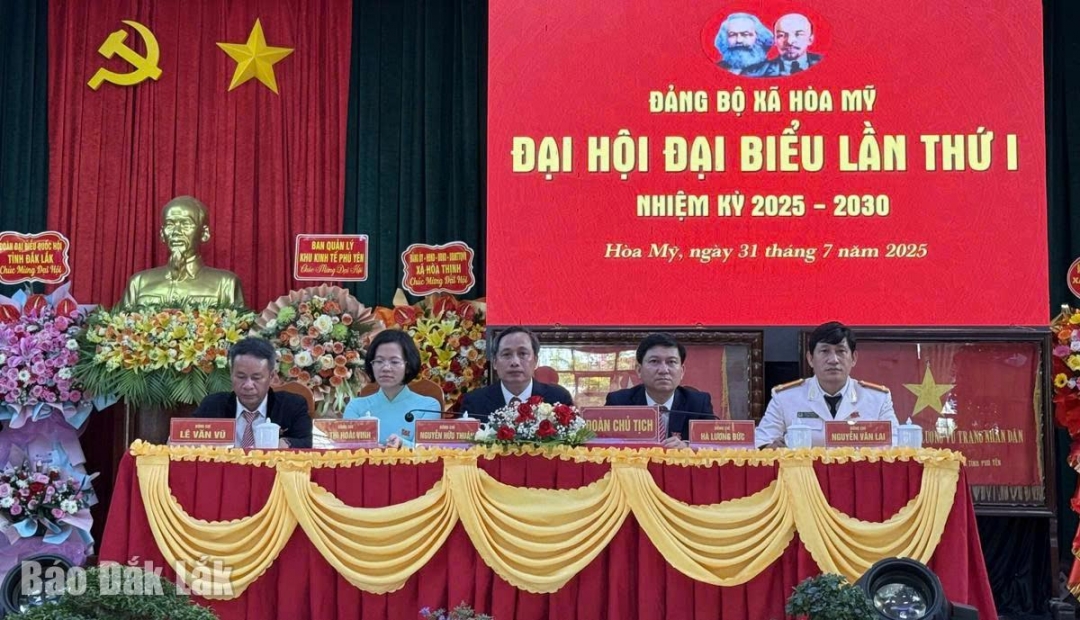 Đoàn Chủ tịch chủ trì đại hội.