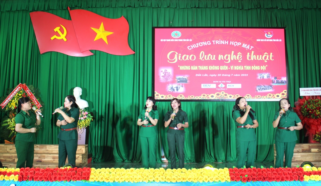 Câu lạc bộ Văn nghệ 
cựu chiến binh -
cựu quân nhân 
Sư đoàn 10 
Quân đoàn 3 
Đắk Lắk – Đắk Nông
 biểu diễn tại chương trình 
gặp mặt giao lưu nghệ thuật. 