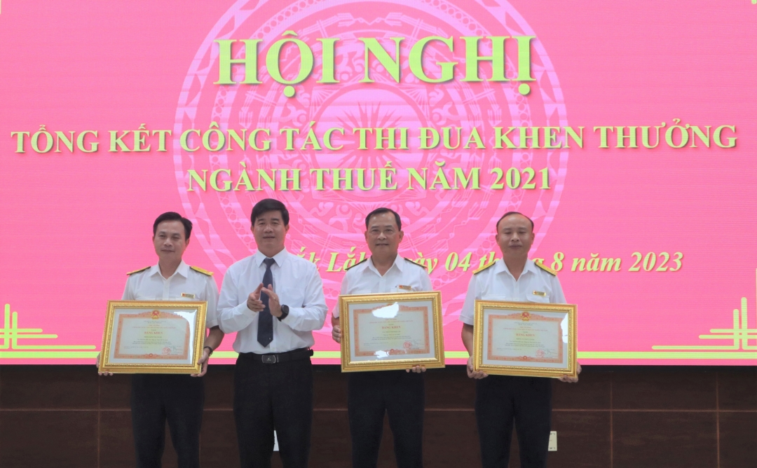 Phó Chủ tịch UBND tỉnh Nguyễn Thiên Văn trao Bằng khen của Chính phủ cho 3 tập thể xuất sắc.