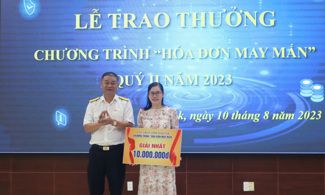 Phó Cục trưởng Cục Thuế tỉnh Nguyễn Công Tùng trao giải Nhất cho người trúng thưởng.