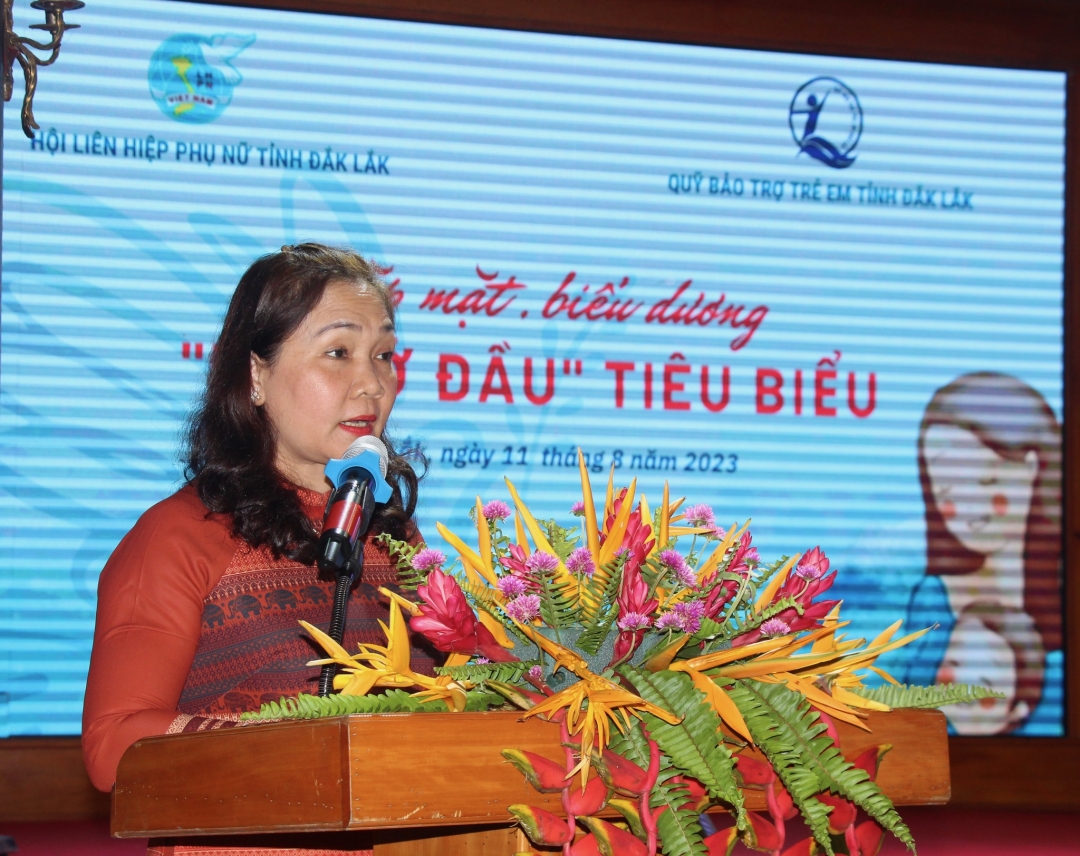 Chủ tịch Hội LHPN tỉnh Tô Thị Tâm đánh giá kết qủa thực hiện chương trình mẹ đỡ đầu