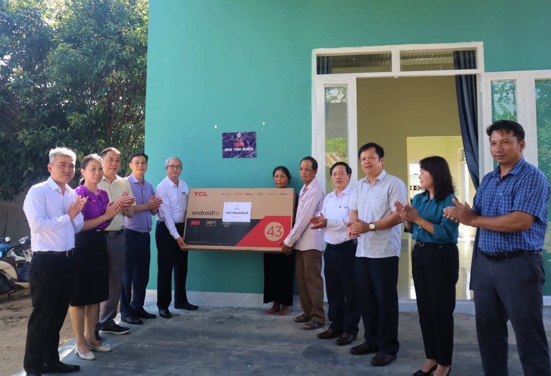 Lãnh đạo Công ty Điện lực Đắk Lắk tặng Ti vi cho gia đình ông Y Dăm Cil.