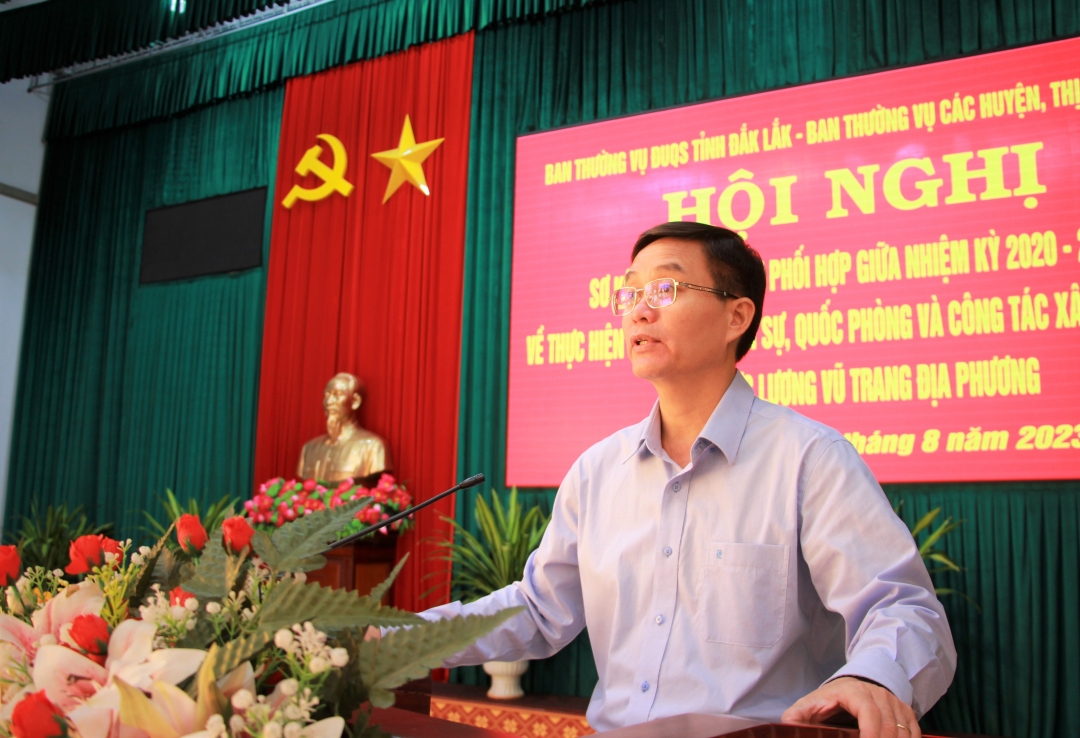 Bí thư Tỉnh ủy, Bí thư Đảng ủy Quân sự tỉnh Nguyễn Đình Trung phát biểu chỉ đạo hội nghị.