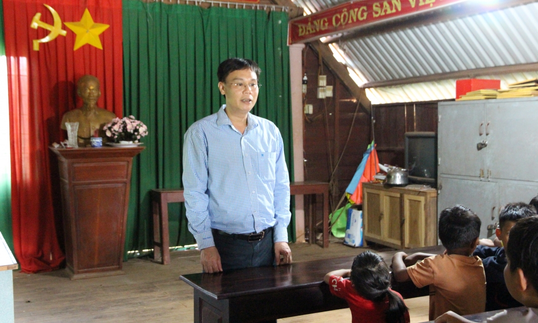 Phó Tổng Biên tập Báo Đắk Lắk Lê Minh Thược động viên các em học sinh.