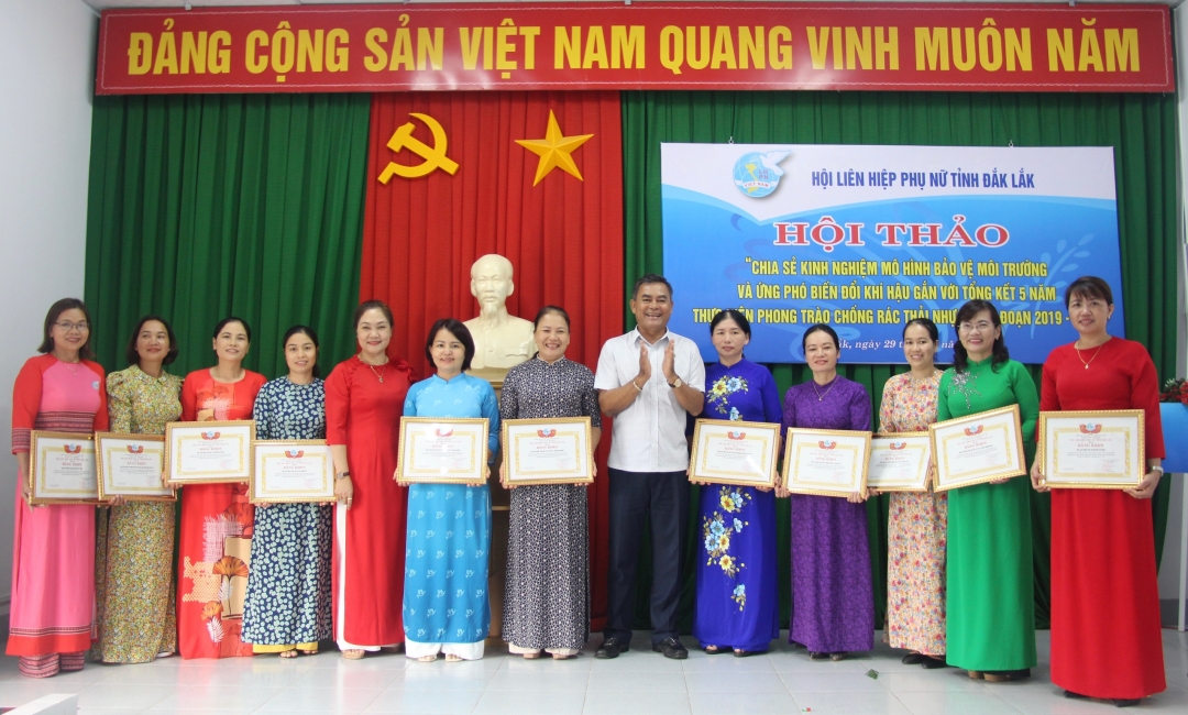 Phó Bí thư Tỉnh ủy Y Biêr Niê và Chủ tịch Hội LHPN tỉnh Tô Thị Tâm tặng Bằng khen cho các tập thể xuất sắc. 