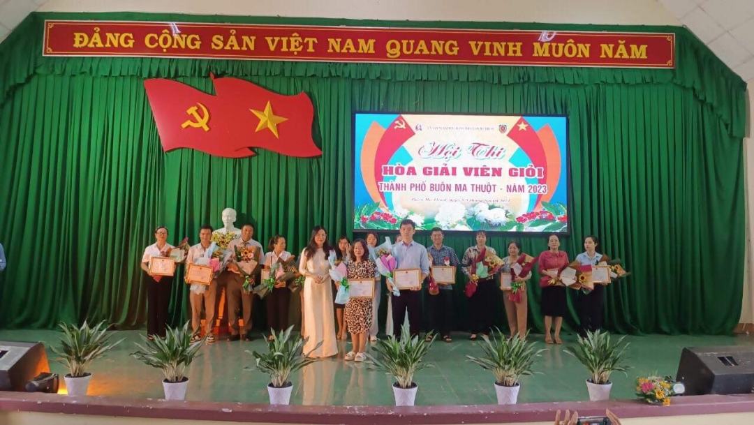 Ban tổ chức hội thi trao giải cho các đội thi đạt thành tích cao. Ảnh: K.Huế

 