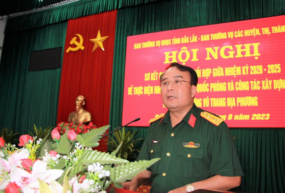 Đại tá Trần Minh Trọng, Chính ủy Bộ Chỉ huy Quân sự tỉnh, Phó Bí thư Thường trực Đảng ủy Quân sự tỉnh phát biểu tại hội nghị.