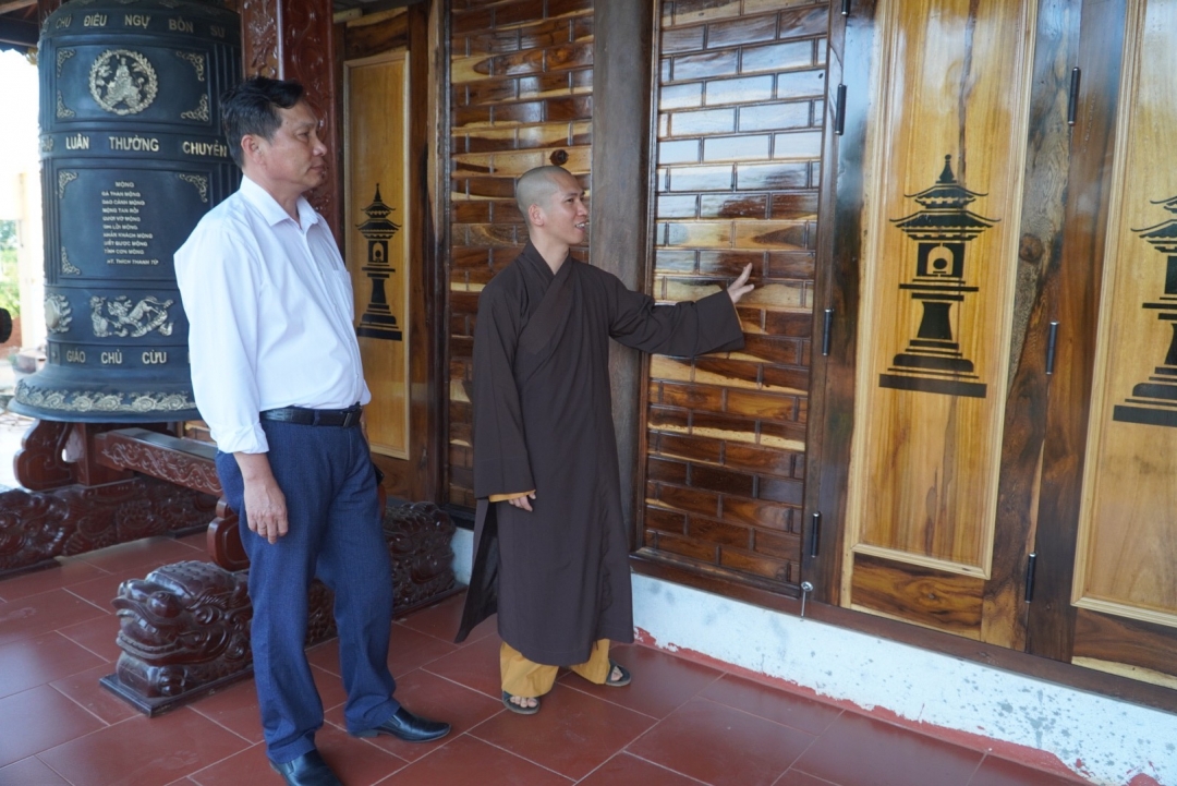 Đại diện Ban Dân vận Huyện ủy Krông Búk (bên trái) trao đổi tình hình sinh hoạt tôn giáo tại chùa Phước Thọ (thị trấn Pơng Drang, huyện Krông Búk). Ảnh: N.Quỳnh
