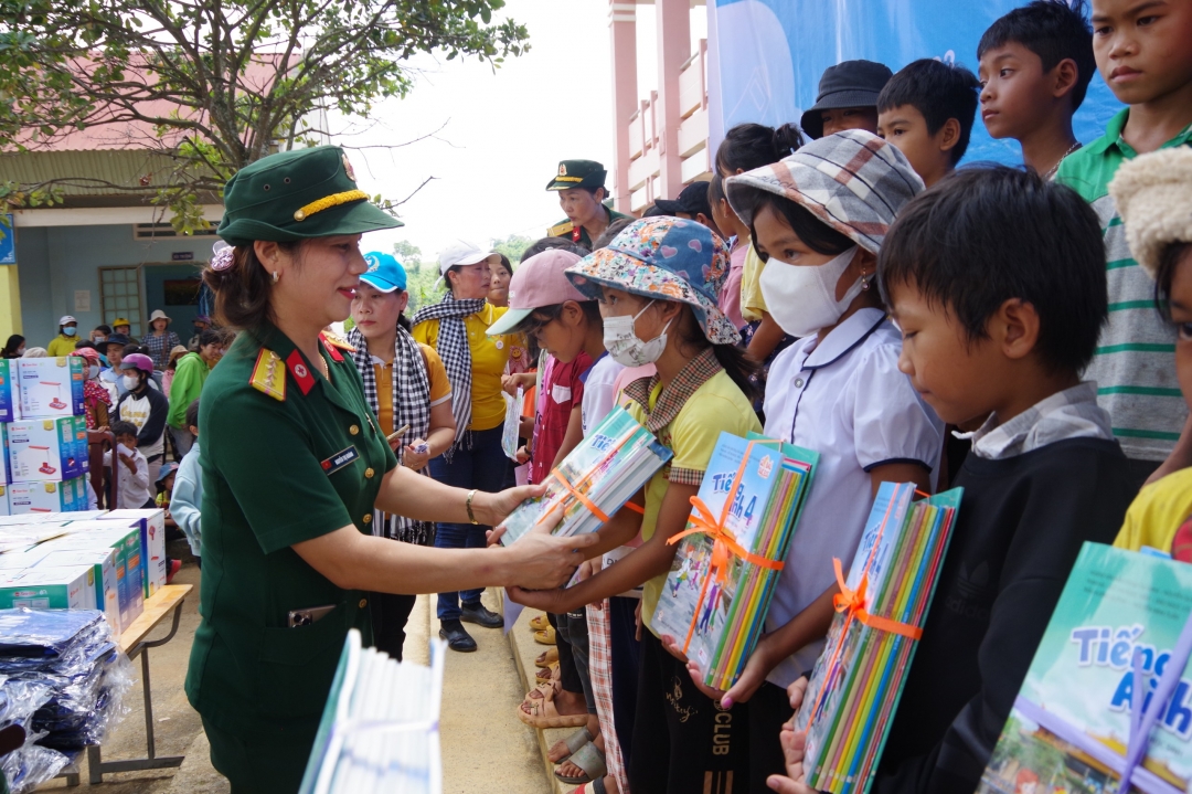 Cán bộ phụ nữ lực lượng vũ trang tỉnh tặng sách cho học sinh khó khăn trên địa bàn xã Ea Rbin.