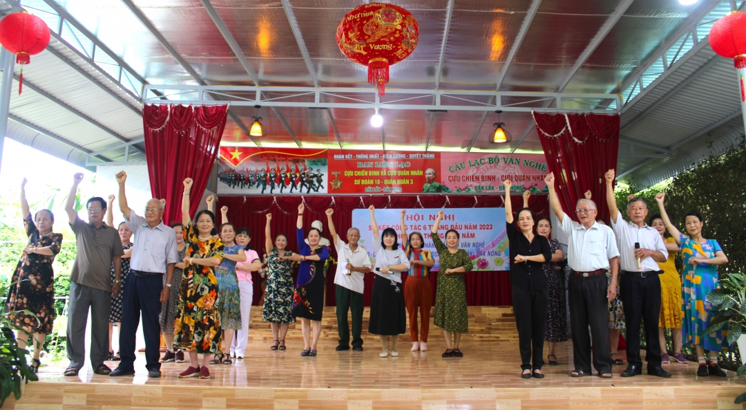 Các thành viên câu lạc bộ Văn Nghệ Cựu chiến binh - cựu quân nhân Sư đoàn 10 Quân đoàn 3 Đắk Lắk – Đắk Nông tham gia tập luyện văn nghệ tại sân tập phường Tân Hòa (TP. Buôn Ma Thuột). 