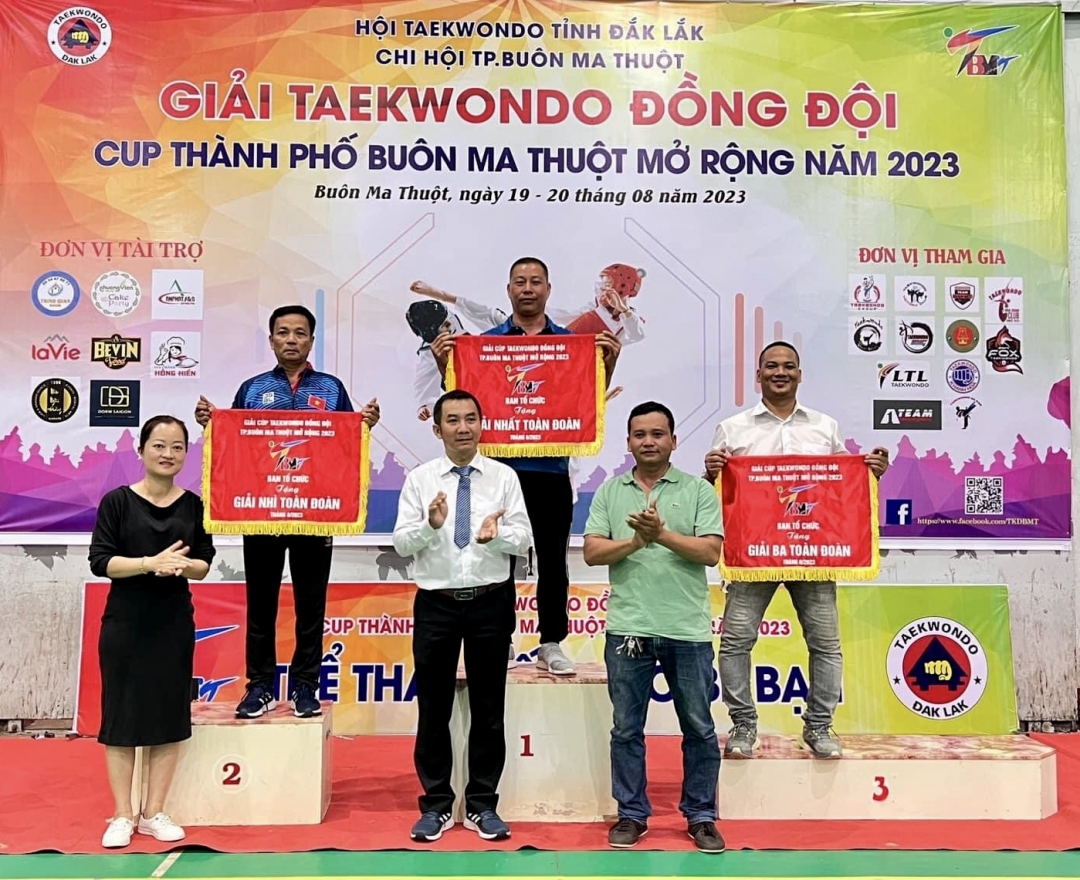 Ban tổ chức trao giải toàn đoàn cho các câu lạc bộ đoạt thành tích cao tại giải.