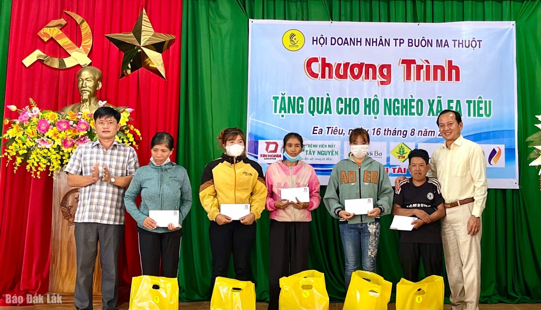 Đại diện Hội Doanh nhân TP. Buôn Ma Thuột trao quà tặng các hộ nghèo xã Ea Tiêu. 