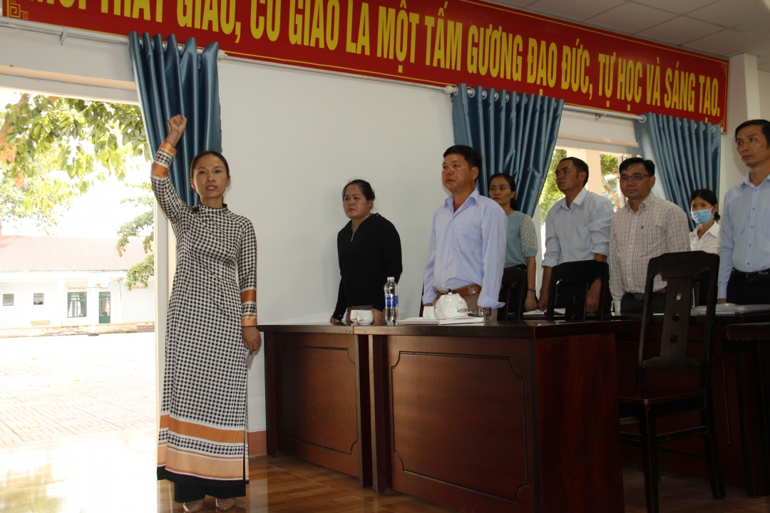Đảng viên mới 
của Chi bộ Trường THPT Lê Hồng Phong 
(huyện 
Krông Pắc) tuyên thệ trong Lễ 
kết nạp Đảng. Ảnh: Đ. Nga