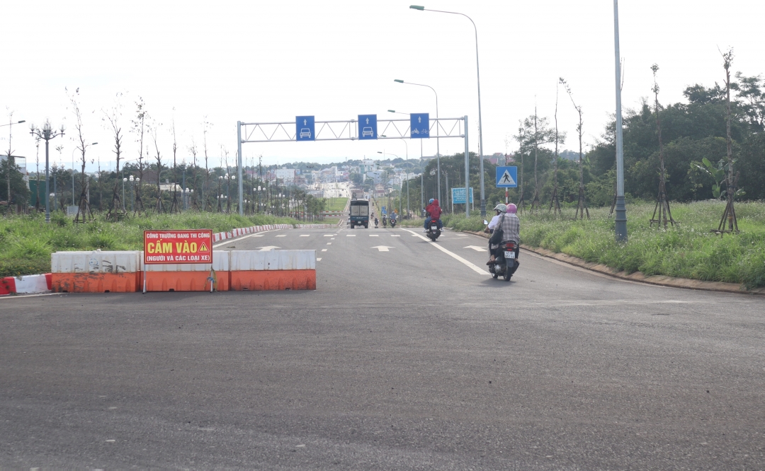 Công trình đường Đông Tây TP. Buôn Ma Thuột đang trong thời gian hoàn thiện các hạng mục.