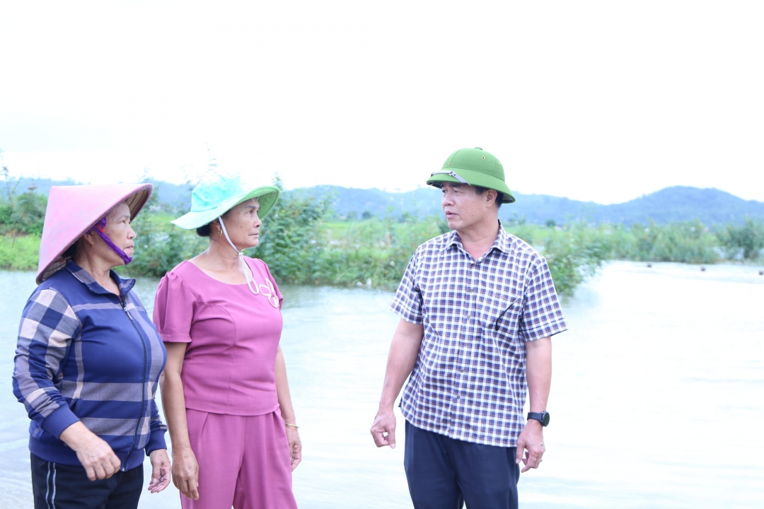 Phó Chủ tịch UBND tỉnh Nguyễn Thiên Văn thăm hỏi người dân xã Buôn Tría về tình hình cây trồng sau mưa lũ.