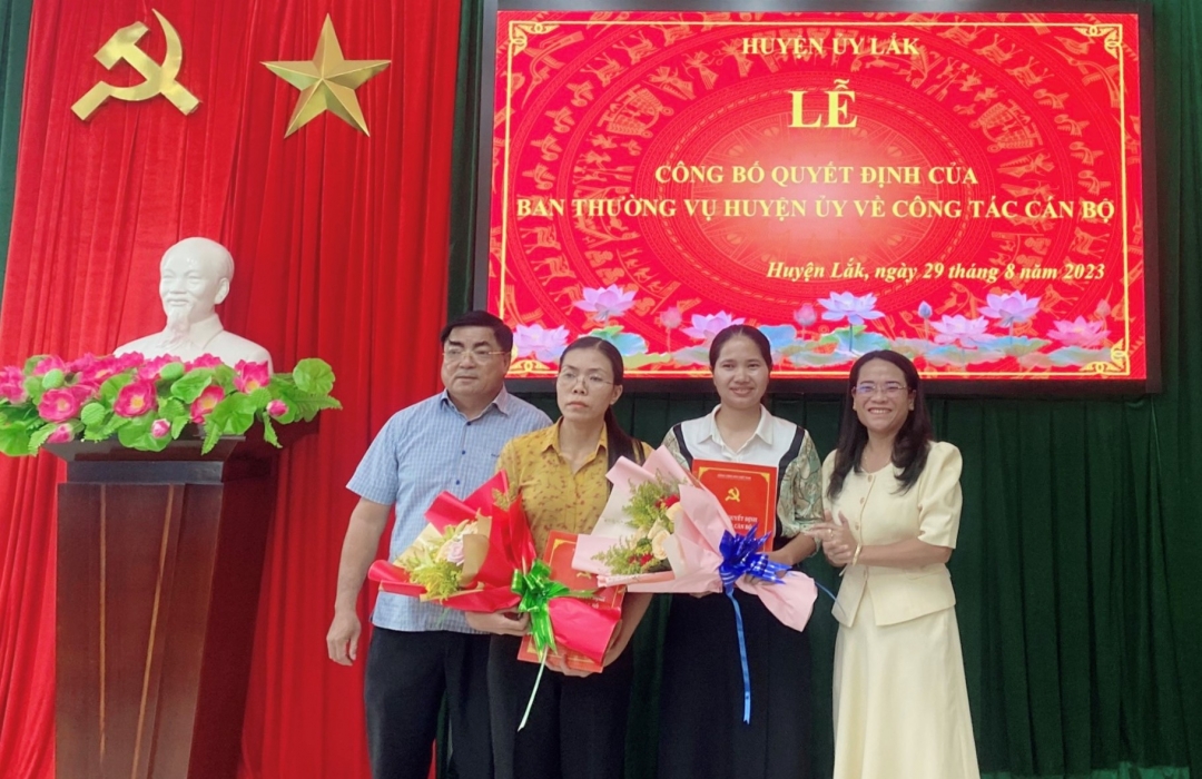 Bí thư Huyện ủy Võ Ngọc Tuyên và Phó Bí thư Thường trực Huyện ủy Đào Thị Thanh An tặng hoa và trao quyết định cho cán bộ nhận nhiệm vụ mới.