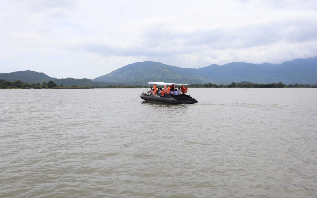 Du khách tham quan hồ Lắk.