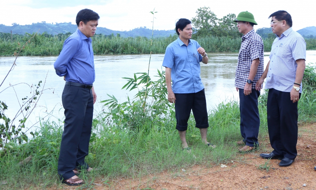 Lãnh đạo huyện Lắk báo cáo với đoàn công tác của UBND tỉnh về tình hình thiệt hại do mưa lũ gây ra trên địa bàn.