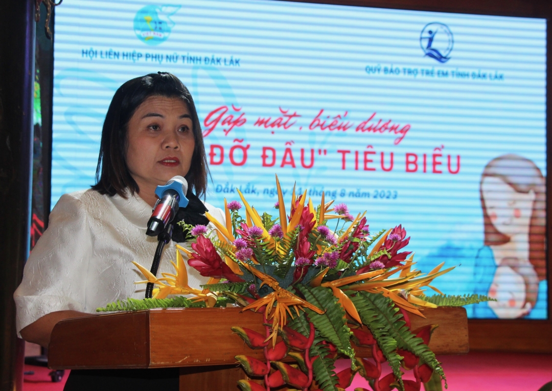 Phó Chủ tịch UBND tỉnh HYim Kđoh phát biểu tại ngày hội.