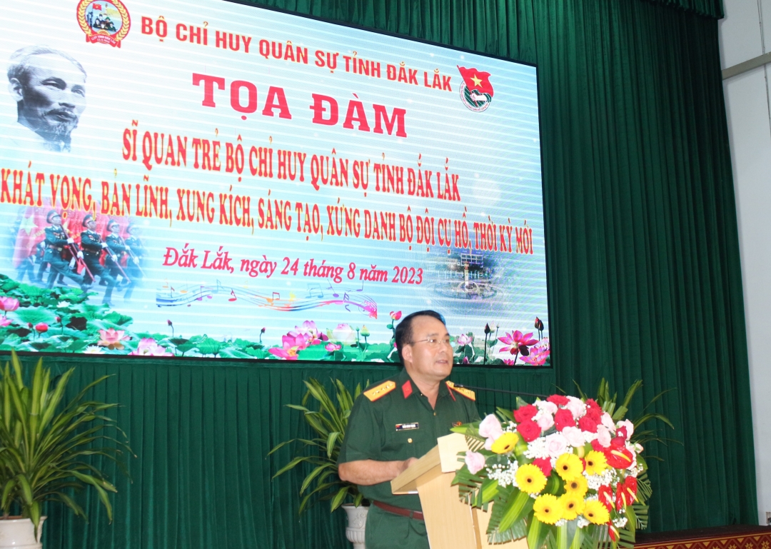 Đại tá Trần Minh Trọng, Chính ủy Bộ Chỉ huy Quân sự tỉnh phát biểu tại tọa đàm.