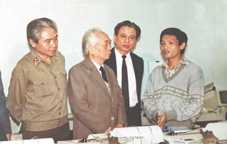 Ông Đặng Văn Thân tháp tùng Đại tướng Võ Nguyên Giáp thăm Hệ thống Tổng đài Telex Eltex V alpha Bưu điện Hà Nội (tháng 12/1989). Ảnh: Tư liệu.